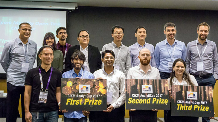 Oi Mei with the research team members